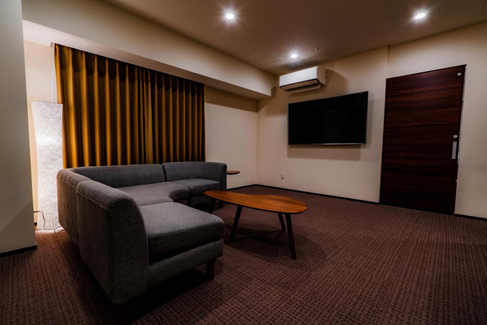 Randor Hotel Sapporo Suites Phòng bức ảnh A living room in a hotel