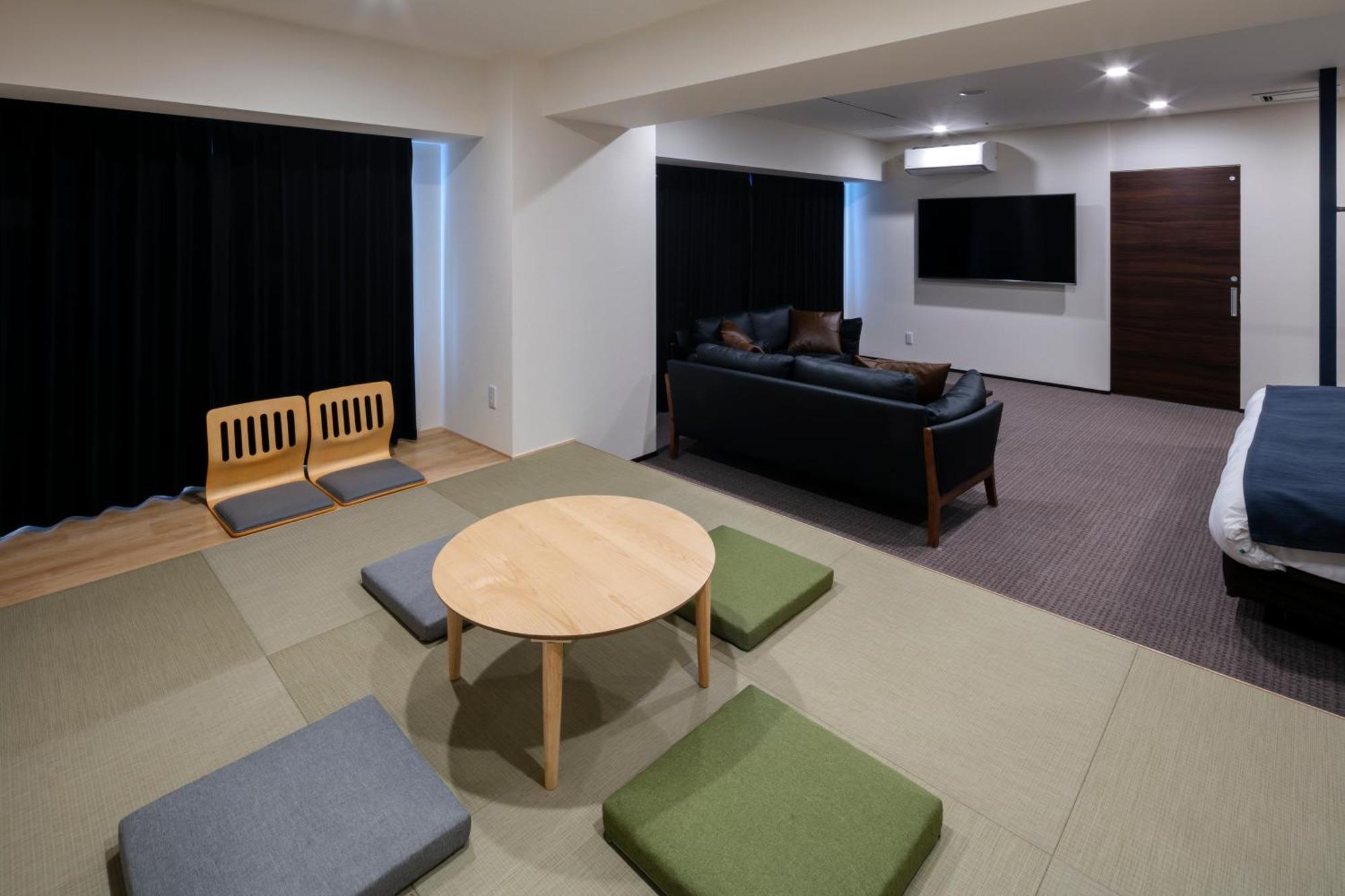Randor Hotel Sapporo Suites Phòng bức ảnh A room at the Kyoto International Manga Museum