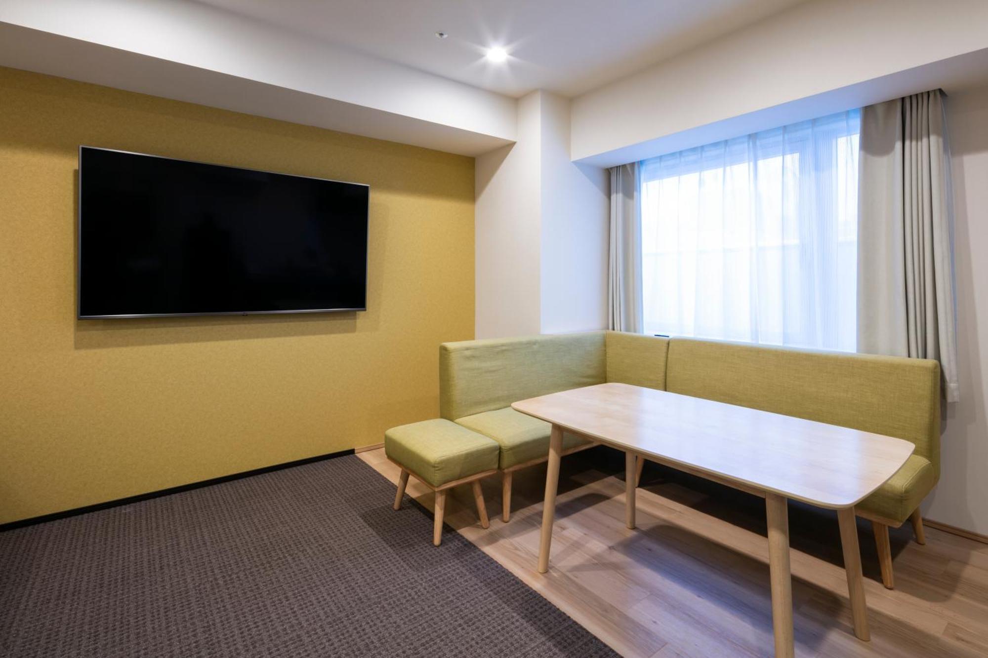 Randor Hotel Sapporo Suites Phòng bức ảnh A living room at a typical apartment