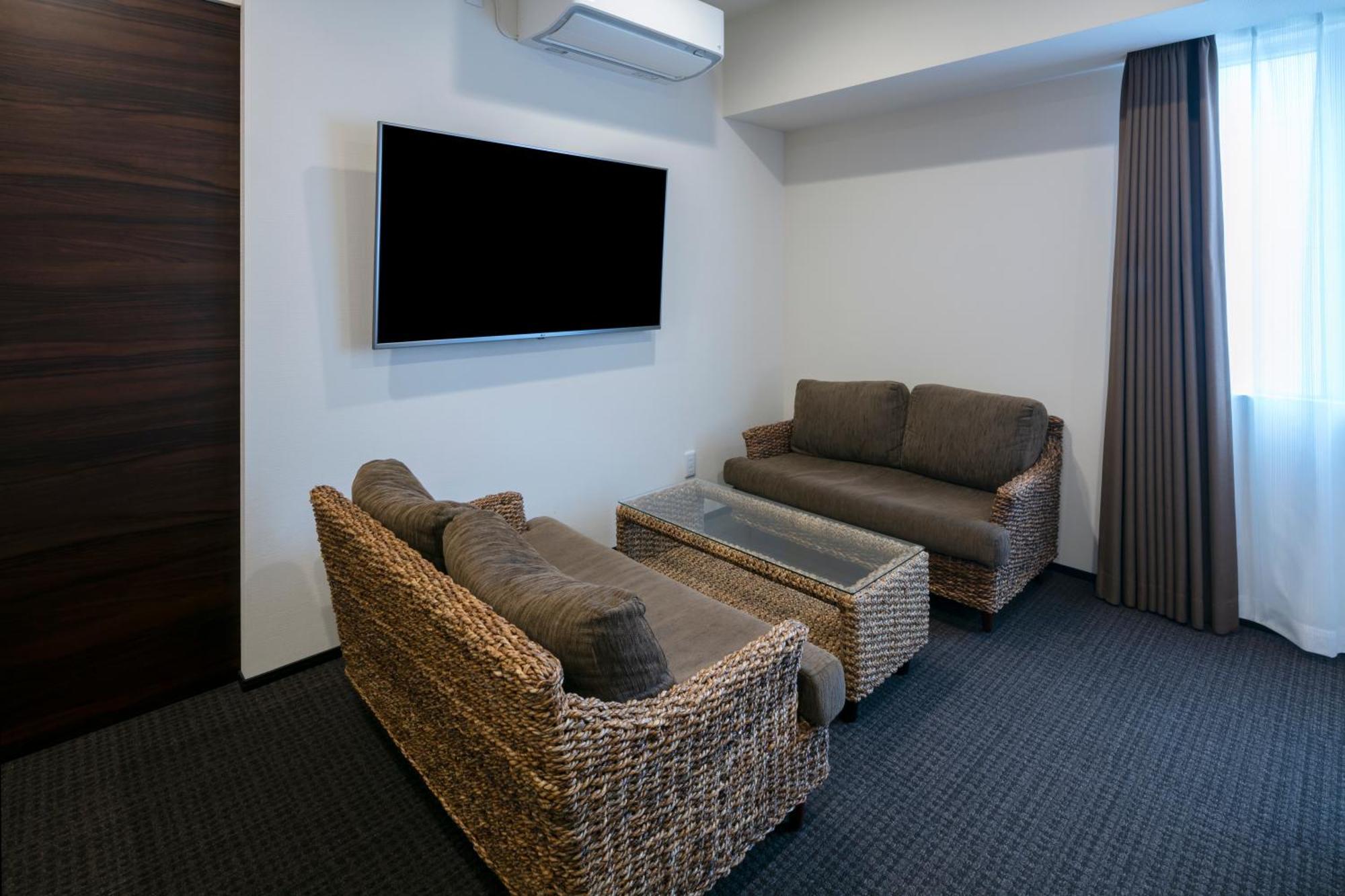 Randor Hotel Sapporo Suites Phòng bức ảnh A living room with a television