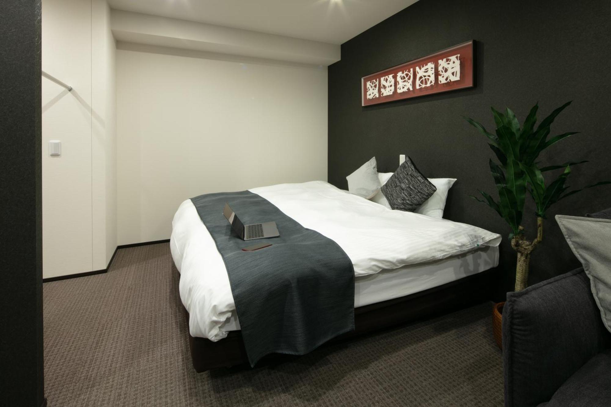Randor Hotel Sapporo Suites Phòng bức ảnh A room at the hotel