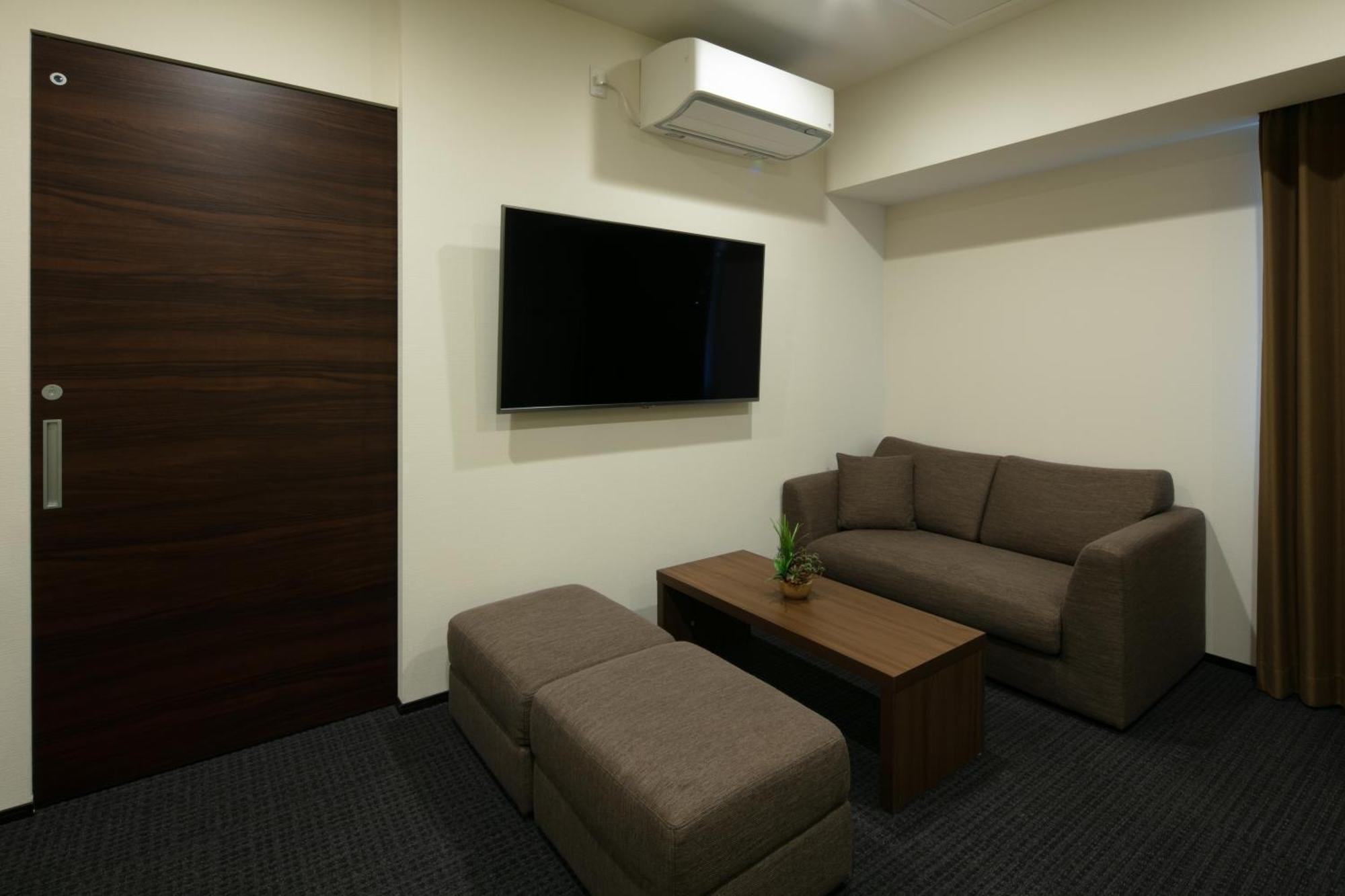 Randor Hotel Sapporo Suites Phòng bức ảnh A room at the station